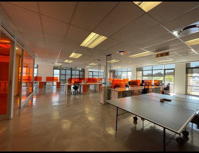 296M² OFFICE TO LET IN BRYANSTON